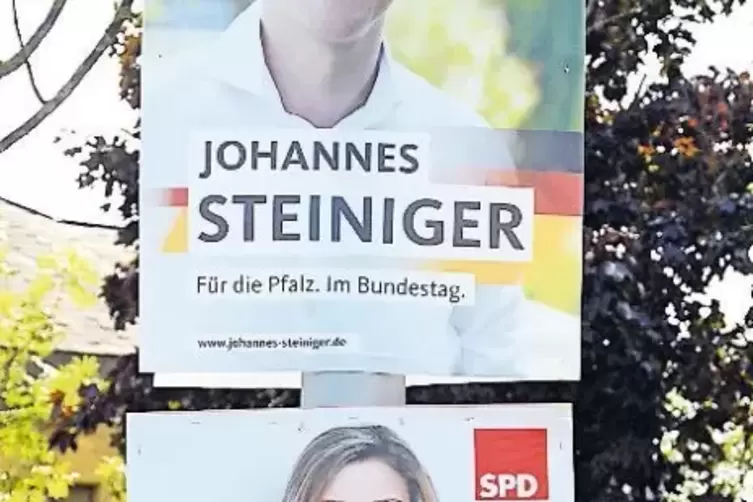 Einträchtig untereinander: CDU- und SPD-Plakat am Rathausplatz.