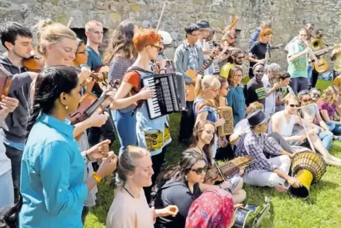 Im Ethno Camp geht es um Musik, aber nicht nur: Das Zusammenspiel und -leben unterschiedlicher Kulturen spielt auch eine Rolle.
