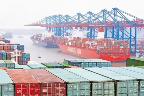 Die Importe nach Deutschland stiegen im zweiten Quartal 2017 stärker als die Ausfuhren. Das Foto zeigt den Hamburger Hafen.