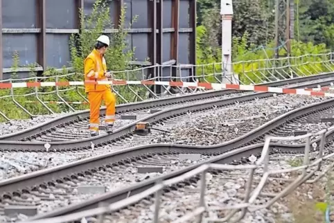 An der Baustelle eines neuen Tunnels sind bei Rastatt nach Erdbewegungen die Gleise abgesackt. Die gesperrte Stelle hat zentrale