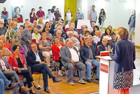 Gut besucht: Ministerpräsidentin Malu Dreyer kam gestern Abend zum Wahlkampftermin der SPD in die Festhalle. Vorne links sitzt W