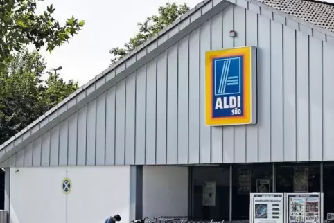 Soll einem Flachdachbau an der Straße weichen: die bisherige Aldi-Filiale in der Wormser Straße.