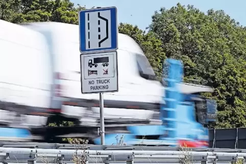 Wie hier bei Rohrbach: 30 Schilder stehen an den Nothaltebuchten entlang der A 65 zwischen Wörth und Edenkoben.