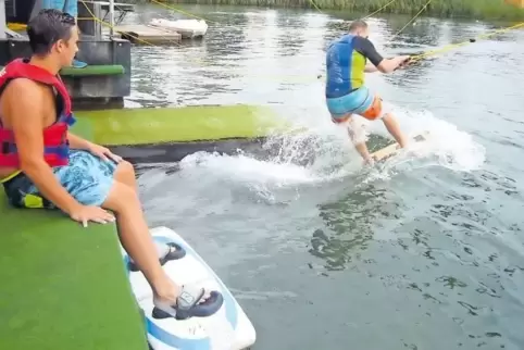 Start mit Wakeboard und Welle: Wer den Dreh raus hat, wechselt auf die große Bahn des Sees.