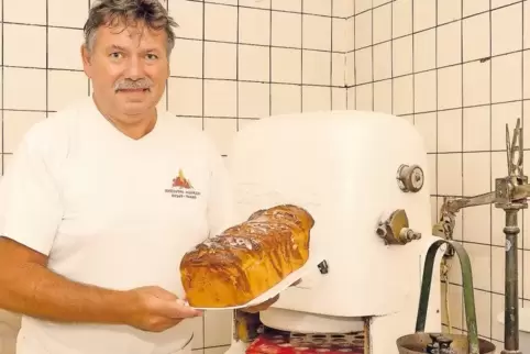 Gerhard Pfalzer benutzt noch immer die über 80 Jahre alte Brötchenmaschine und die Waage seines Opas. „Wenn bei einer digitalen 