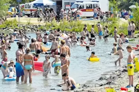 So voll wie auf unserem Bild von 2015 war es in diesem Jahr selten am Silbersee. Kioskbetreiber Reiner Wagner hofft auf den Spät