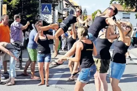 Kerwestimmung auf Eppsteiner Straßen: die DJK-Schautanzgruppe No Limit.