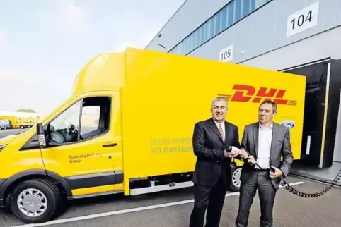Post-Vorstandsmitglied Jürgen Gerdes (links) und der Ford-Europa-Chef Steven Armstrong vor dem neuen Modell Streetscooter Work X