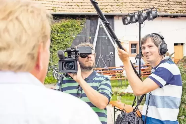 Dreharbeiten in Hördt für „Hiwwe wie driwwe – Pfälzisch in Amerika“: Benjamin Wagener (hinter der Kamera) und Christian Schega.