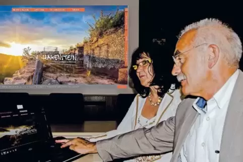 Gemeinsam stellten Bürgermeister Werner Kölsch und Tiz-Chefin Sonja Spieß die neue Homepage der Urlaubsregion Hauenstein online.