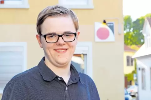 Gewöhnt, der Kleinste zu sein: Maximilian Keck vor dem „Eckpunkt“, Kulturzentrum der Linken in Speyer.