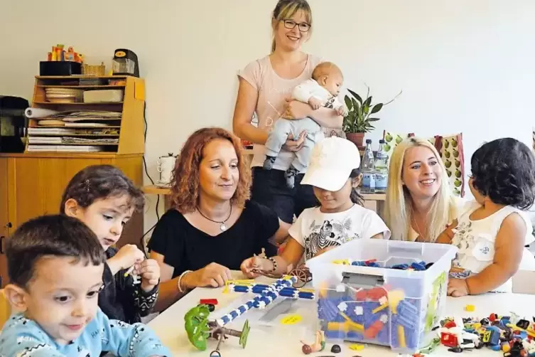 „Mullewapp“ gleich in Beschlag genommen: Kinder der neuen Kita mit den Erzieherinnen Nicole Christenbauer (am Tisch links) und J