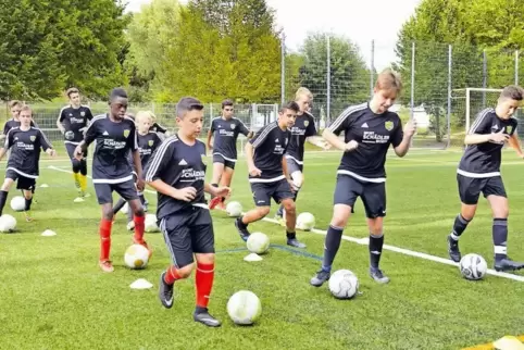 Künstler auf Kunstrasen: die C-Junioren des JFV Ganerb.