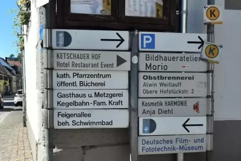 Der Schilderwald in Deidesheim soll aufgeräumt, alles übersichtlicher und behindertengerecht werden.  Foto: Mehn