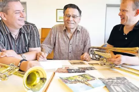 Musiker Renko Anicker, das ehemalige Mitglied Friedrich Stüttchen und Chorleiter Sebastian Schipplick (von links) schwelgen in E