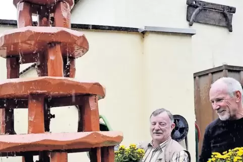 Ewald Merkel (links) und Gunter Puppe wagen sich jedes Jahr an ein neues Thema für einen Motivwagen: 2016 war es der Brunnen im 