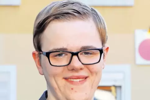 Gewöhnt daran, der Kleinste zu sein: Maximilian Keck vor dem „Eckpunkt“, dem Kulturzentrum der Linken in Speyer. Der rote Punkt 
