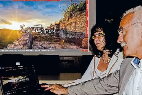 Bürgermeister Werner Kölsch und Tourismus-Chefin Sonja Spieß stellen die neue Homepage online.