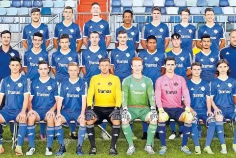 Der U19-Regionalligakader des FK Pirmasens: (hintere Reihe von links) Elias Schulze, Tim Braun, Sandro Kempf, Brian Madaku, Max 
