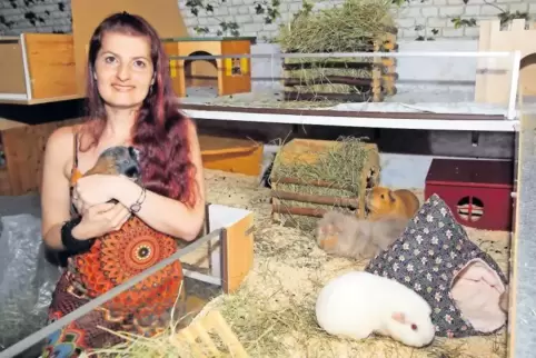 Hat ihr ältestes Meerschweinchen mit dem Namen Ömchen auf dem Arm: Jessica Rogall in ihrer Notstation in Berghausen.