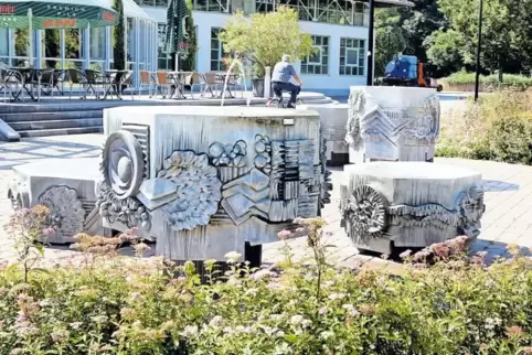 Wasserspender und Sitzgelegenheit – der Brunnen im Germersheimer Stadtgarten vor der Terrasse des Stadtgarten-Restaurants.
