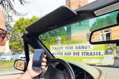 Autofahrer, die das Smartphone während der Fahrt benutzen, müssen 60 Euro Strafe zahlen und bekommen einen Punkt in Flensburg.