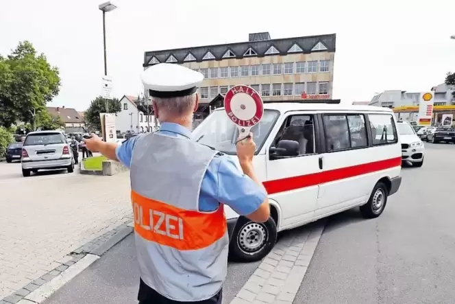 Die Polizei kontrolliert seit Anfang der Woche in der Südpfalz, wie hier in Bad Bergzabern. Die Polizei kontrolliert seit Anfang der Woche in der Südpfalz, wie hier in Bad Bergzabern.