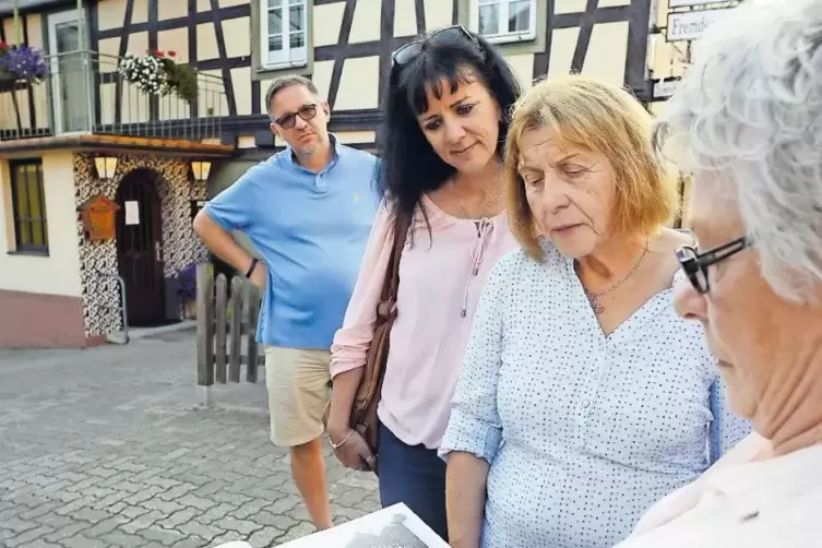 B&uuml;rgermeisterin Barbara Schenk zeigte den Spazierg&auml;ngern, wie die H&auml;user fr&uuml;her einmal aussahen. Einst gab es auch mal acht Kolo