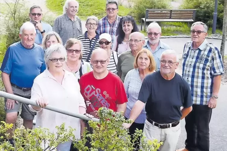 16 Hinterweidenthaler zeigten der RHEINPFALZ am Mittwochabend ihren Ort. Ein Abstecher zum Erlebnispark Teufelstisch durfte dabe