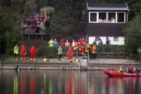 Kurz nach der Rettung des 83-Jährigen versank das Auto komplett im Wolfgangsee. Foto: Lenz 