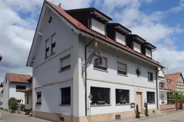Um die Finanzierung der notwendigen Sanierungsmaßnahmen im Anwesen „Zum Sternen“ wird in der Gemeinde Neuburg gerade gerungen.  