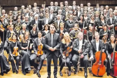 Der neue Chefdirigent setzt Akzente: die Deutsche Radio Philharmonie Saarbrücken Kaiserslautern mit ihrem neuen Leiter dem Finne