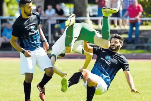 Bruchlandung? Von wegen! Der VfR Frankenthal (dunkle Trikots) startete mit Siegen im Pokal gegen die DJK Eppstein (Bild) und in 