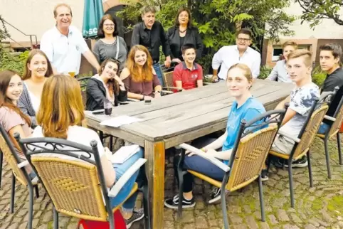 Gäste und Gastgeber beim gemütlichen Beisammensein in der Klostermühle in Münchweiler.