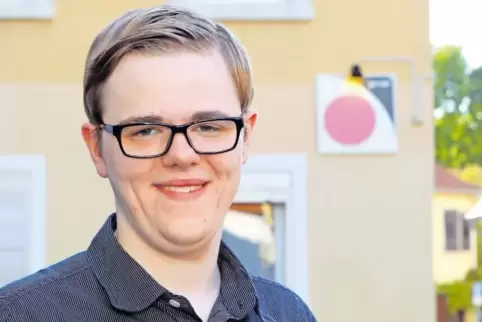 Gewöhnt daran, der Kleinste zu sein: Maximilian Keck vor dem „Eckpunkt“, dem Kulturzentrum der Linken in Speyer. Der rote Punkt 