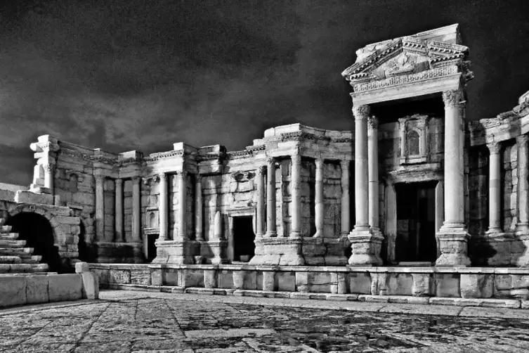 Fotografien erinnern an Palmyra vor der Zerst&ouml;rung durch IS-Truppen.