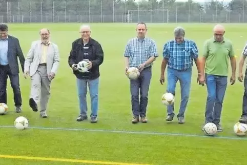 Für eine Elf hat’s ganz knapp nicht gereicht bei der Spendenübergabe, dafür konnte jeder der Beteiligten noch mal seine Ballküns