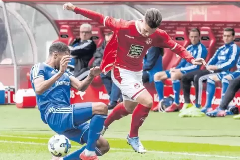 Keine einfache Runde in der Oberliga für die Talente der Lauterer U23: Hier bremst Salif Cissé vom FK Pirmasens den 19-jährigen 