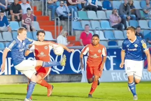 Dennis Krob (links) erzielte vorigen Samstag mit dem 2:0 beim 1. FC Kaiserslautern II das erste Stürmertor für den FK Pirmasens 