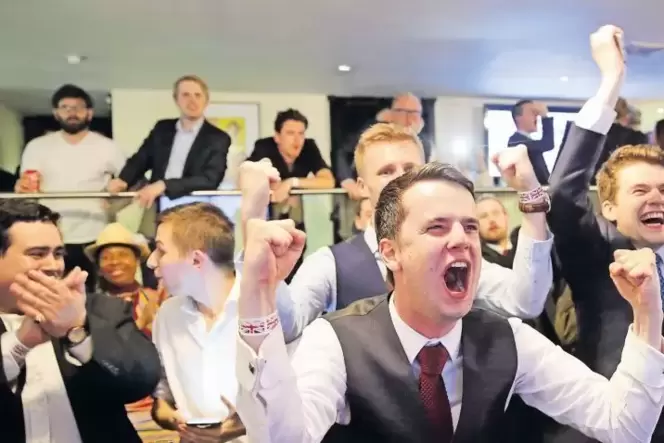 Diese Anhänger eines Brexit jubelten, als am Morgen des 24. Juni 2016 das Ergebnis des Referendums in Großbritannien feststand. Diese Anhänger eines Brexit jubelten, als am Morgen des 24. Juni 2016 das Ergebnis des Referendums in Großbritannien feststand.
