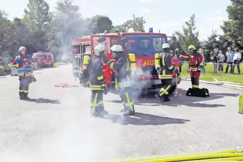 Bei großer Hitze in voller Montur ist Üben für die Feuerwehrleute ein Knochenjob.