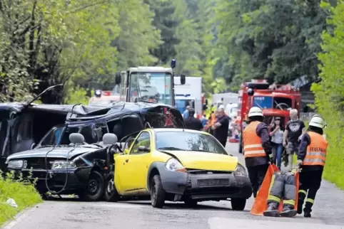Das Szenario auf der alten B 10 wirkte so echt, dass ein Unbeteiligter bei der Polizei einen Notruf absetzte.