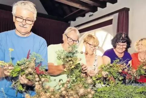 Mit Osterlitz, Weinraute und Schwalbenworzel: Zehn Helfer rund um Gerald Tremmel (links) haben die Würzwische zusammengebunden.