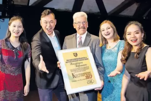 Dank an Hansjürgen Hoffmann (Mitte) von den Meistersängern: (von links) LanLan Zhang, Yanqiao Shi, Sabrina Reidt, Yi Xing Huang.