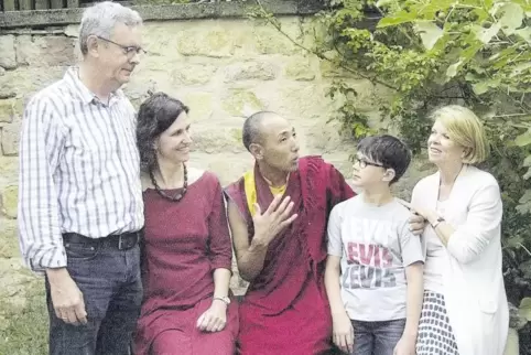 Im Gespräch mit Lama Namgay Tenzin (Mitte): Manfred, Susanne, Sohn Silas von Oettingen und Suzanne Meyer (von links).