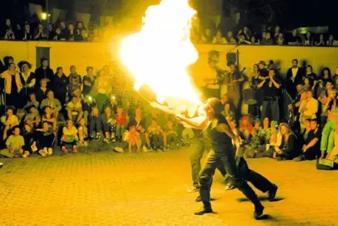 Feurig scharf: die Feuershow auf dem „Dorfplatz“.