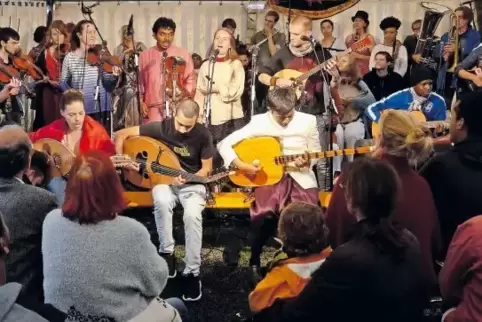 Die Musiker aus 18 unterschiedlichen Kulturen spielten neben Orhwürmern wie „Pata Pata“ auch zahlreiche Eigenkompositionen.
