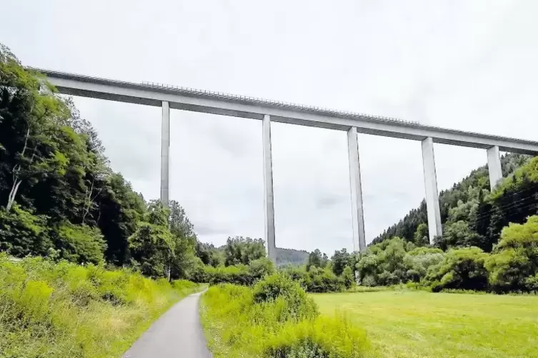 Auch die 100 Meter hohe Schwarzbachtalbrücke, die die A 62 bei Thaleischweiler-Fröschen trägt, wird saniert. Sie wurde ab 1978 e