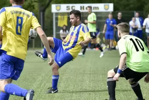 Serkan Cinar (SC II) behauptet den Ball. Heßheims Steffen Wulf (rechts) verfolgt gebannt das Geschehen. Foto: Bolte