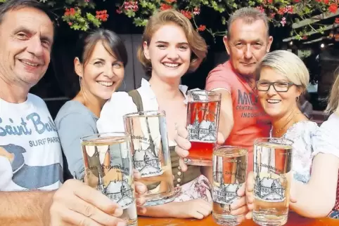 Eine fröhliche Schorle-Runde.
